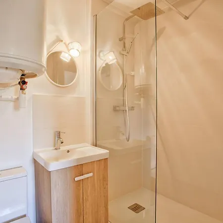 Apartamento Deux Pièces Rénové Avec Balcon Et Parking à - Fr-1-788-75