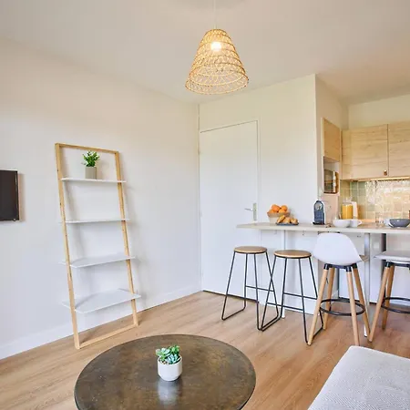 Deux Pièces Rénové Avec Balcon Et Parking à - Fr-1-788-75 Cabourg