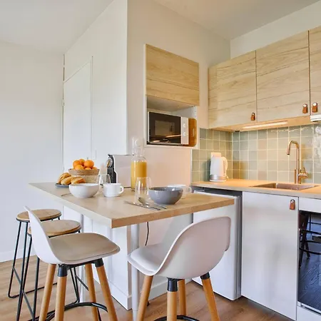 Deux Pièces Rénové Avec Balcon Et Parking à - Fr-1-788-75 Cabourg